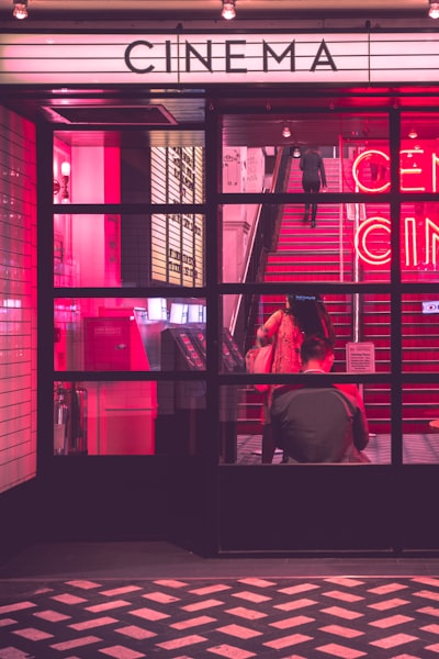 古装历史剧《风起陇西》剧照，两位谋士在烛光下对弈